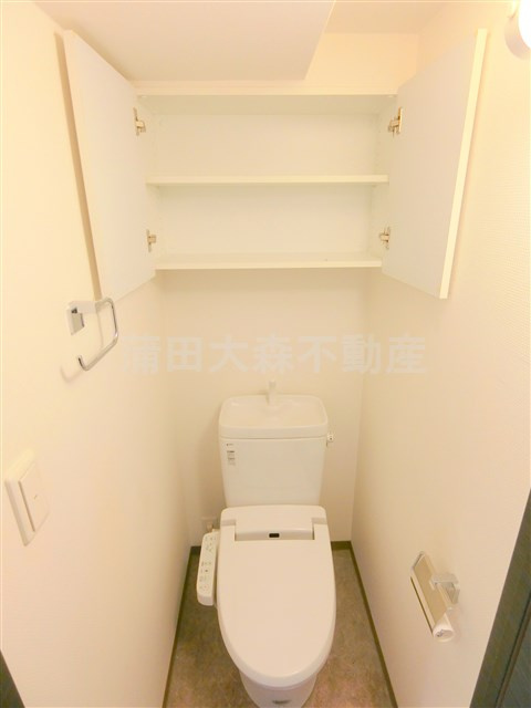 スカイコート蒲田壱番館のトイレ|吊戸棚と温水洗浄便座付きのトイレ