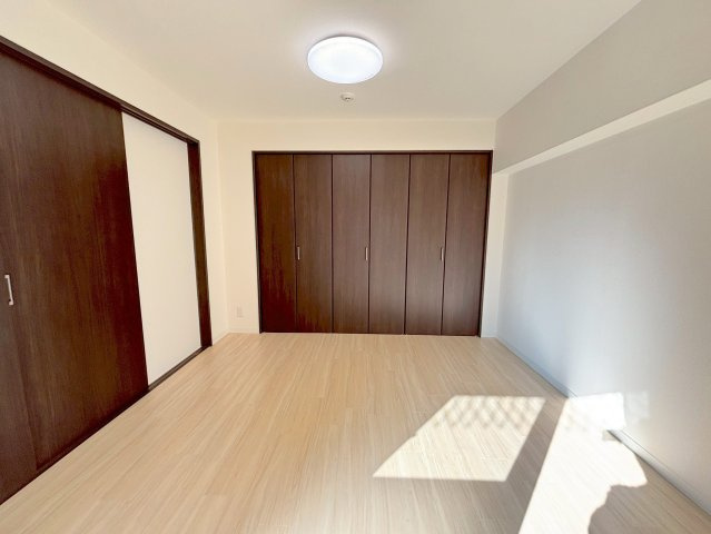 内田ロイヤルハイツの洋室