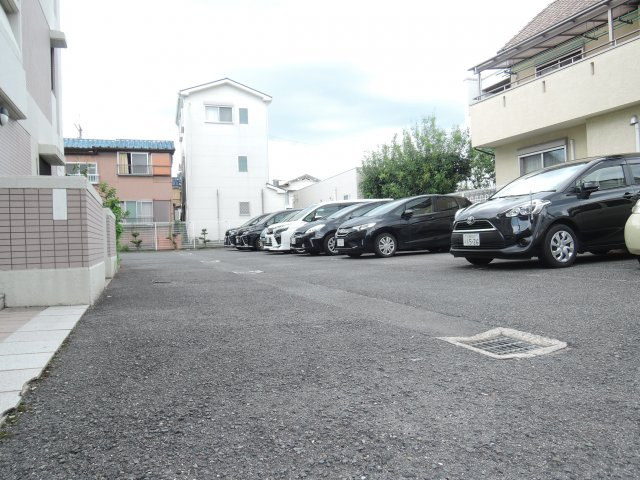 高槻市川西町１丁目の賃貸マンションの駐車場