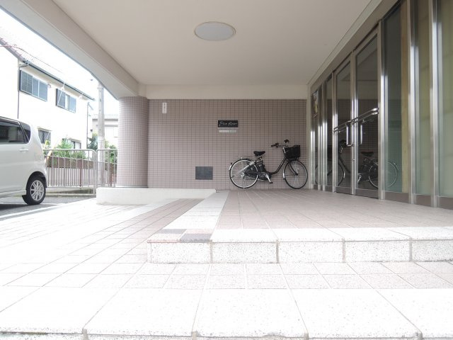 高槻市川西町１丁目の賃貸マンションのエントランス