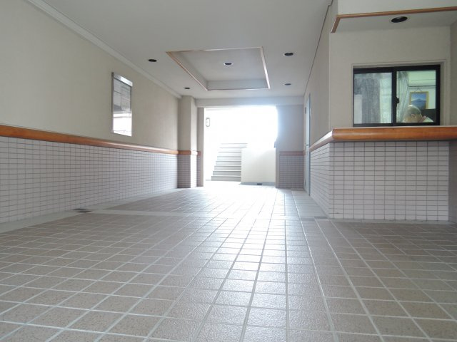 高槻市川西町１丁目の賃貸マンションのロビー