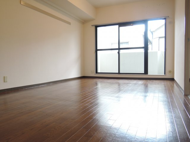高槻市川西町１丁目の賃貸マンションの居間・リビング