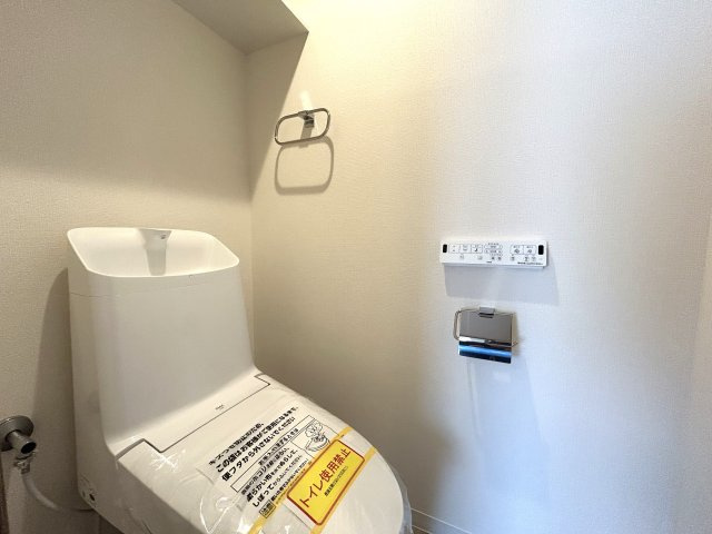 最寄り駅まで徒歩1分☆さらに足を延ばせば2路線利用可！電車利用の人には便利でありがたい！けど！車持ちにも嬉しい♪平置き駐車場完備！月額10,000円なのも嬉しいポイント☆【リノベ／クオス吉野町】のトイレ
