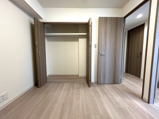 最寄り駅まで徒歩1分☆さらに足を延ばせば2路線利用可！電車利用の人には便利でありがたい！けど！車持ちにも嬉しい♪平置き駐車場完備！月額10,000円なのも嬉しいポイント☆【リノベ／クオス吉野町】の洋室