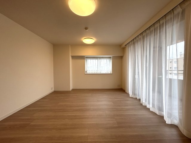 お車利用者は必見！！駐車場利用料金月額１万円はアツい！！ペットは３匹まで公式に飼えちゃいますし、駅１分の、もうそれは駅でしょマンション！！【クオス吉野町】リノベーションの居間・リビング