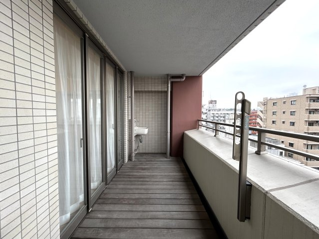 お車利用者は必見！！駐車場利用料金月額１万円はアツい！！ペットは３匹まで公式に飼えちゃいますし、駅１分の、もうそれは駅でしょマンション！！【クオス吉野町】リノベーションのバルコニー