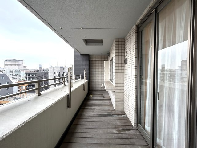 お車利用者は必見！！駐車場利用料金月額１万円はアツい！！ペットは３匹まで公式に飼えちゃいますし、駅１分の、もうそれは駅でしょマンション！！【クオス吉野町】リノベーションのバルコニー