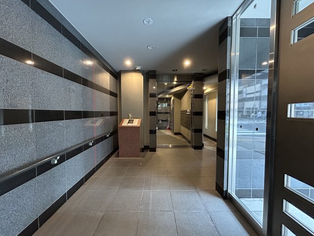 最寄り駅まで徒歩1分☆さらに足を延ばせば2路線利用可！電車利用の人には便利でありがたい！けど！車持ちにも嬉しい♪平置き駐車場完備！月額10,000円なのも嬉しいポイント☆【リノベ／クオス吉野町】のその他共用部分
