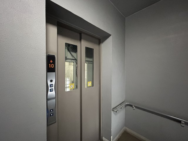 最寄り駅まで徒歩1分☆さらに足を延ばせば2路線利用可！電車利用の人には便利でありがたい！けど！車持ちにも嬉しい♪平置き駐車場完備！月額10,000円なのも嬉しいポイント☆【リノベ／クオス吉野町】のその他共用部分