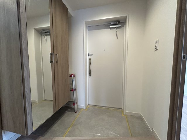 最寄り駅まで徒歩1分☆さらに足を延ばせば2路線利用可！電車利用の人には便利でありがたい！けど！車持ちにも嬉しい♪平置き駐車場完備！月額10,000円なのも嬉しいポイント☆【リノベ／クオス吉野町】の玄関