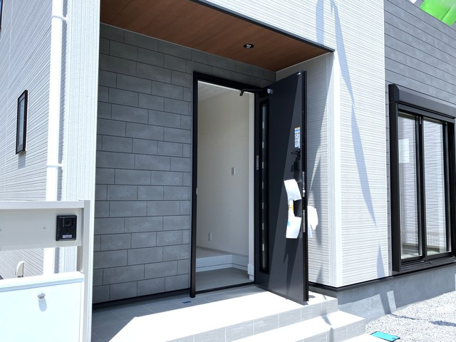 東松山市松葉町　新築戸建の玄関
