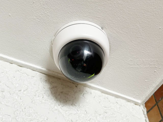 【防犯設備】 | ヴェラハイツ亀戸 | 建物や敷地の隅々に目を光らせる防犯カメラが設置されています。現地を見学される際には、カメラの存在やその台数にも意識を払ってみてください。～即日のご見学可能～　お問合せはお気軽にどうぞ。