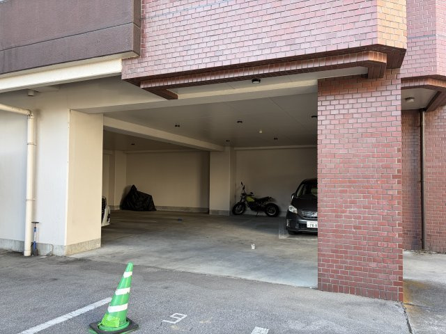 ひがしレジデンスの駐車場