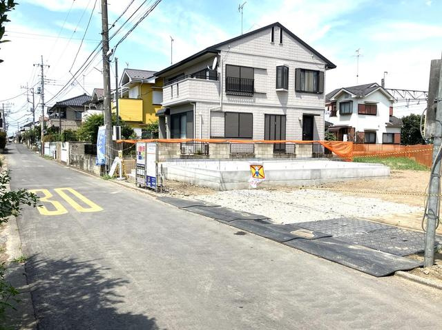 鴻巣市箕田　新築戸建の前面道路含む現地写真
