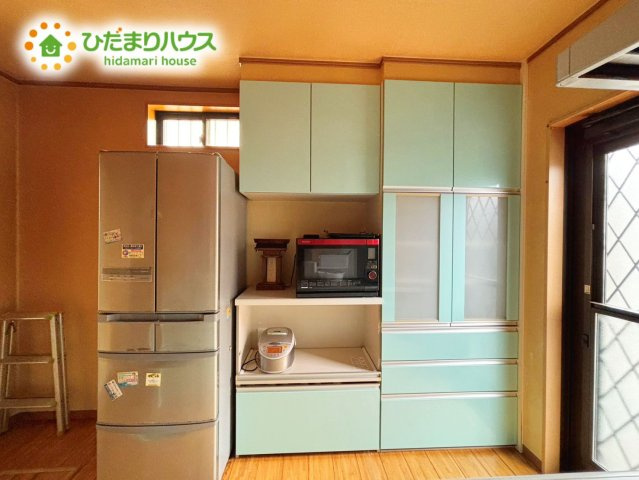  野田市野田 　平屋　中古戸建　平成24年築のキッチン|備え付けのカップボードです♪　収納力もあり、炊飯器なども置けるスペースがあるのもグッドですね♪