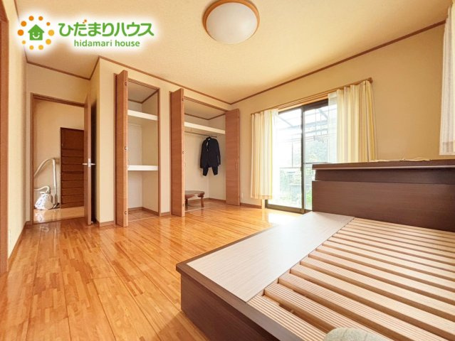  野田市野田 　平屋　中古戸建　平成24年築の洋室|クローゼットが2か所あるので、かさばりやすいものもスッキリ収納♪
左奥の開いている扉の先には広ーいウォークインクローゼットがございます♪