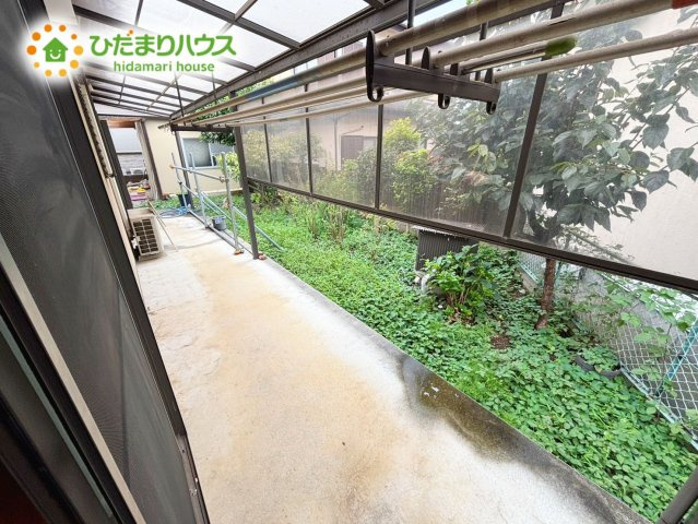  野田市野田 　平屋　中古戸建　平成24年築のその他|掃き出し窓の外にはワイドタイプのテラス屋根がございます♪
多少の雨なら、洗濯物を守ってくれます♪