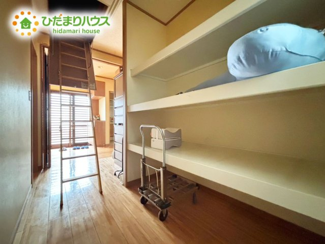  野田市野田 　平屋　中古戸建　平成24年築の収納|備え付けの棚板もございます！　さらに！！！　屋根裏収納もございますので、モノが多いご家族の方でも安心の収納力ですよ♪