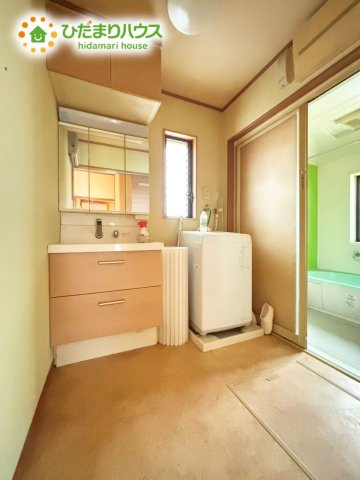  野田市野田 　平屋　中古戸建　平成24年築の独立洗面台|三面鏡はヘアセットをする際驚くほど活躍してくれます！！　鏡の裏は収納になっていますし、スキンケア用品などもスッキリ整頓できます♪