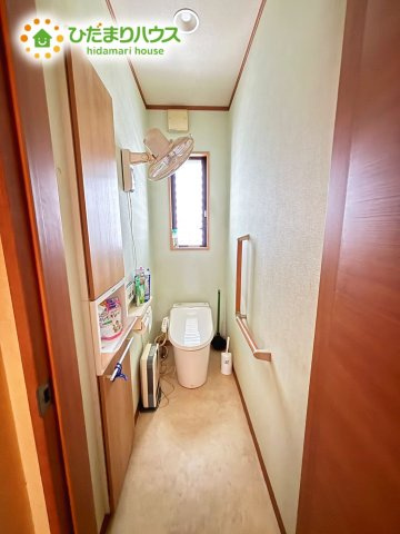  野田市野田 　平屋　中古戸建　平成24年築のトイレ|狭くなりがちなトイレですが、こんなにゆとりある空間になってます♪　収納ございますし、
夏用の扇風機も付いております♪