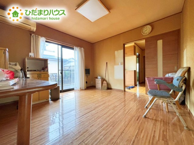  野田市野田 　平屋　中古戸建　平成24年築の居間・リビング|13帖のリビングスペースです♪　通りに面した大きな窓からは明るい日差しが差し込みます♪