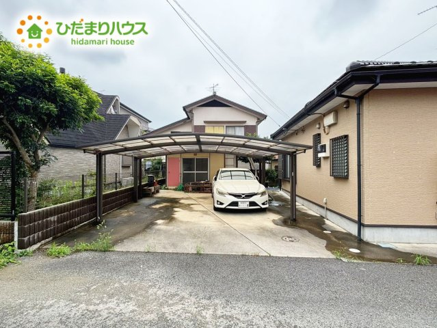  野田市野田 　平屋　中古戸建　平成24年築の駐車場|広々とした駐車場はｍ車種により3～4台駐車可能です♪
雨天時でも、大きなカーポートのお陰で焦らず傘をさせますね♪
