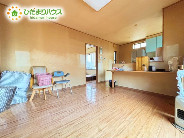  野田市野田 　平屋　中古戸建　平成24年築の居間・リビング|キッチン前にカウンターがあるので、椅子を置いてbar風にするのもおしゃれで良いですね♪
お子様の宿題スペースでもいいかもしれないです('ω')♪