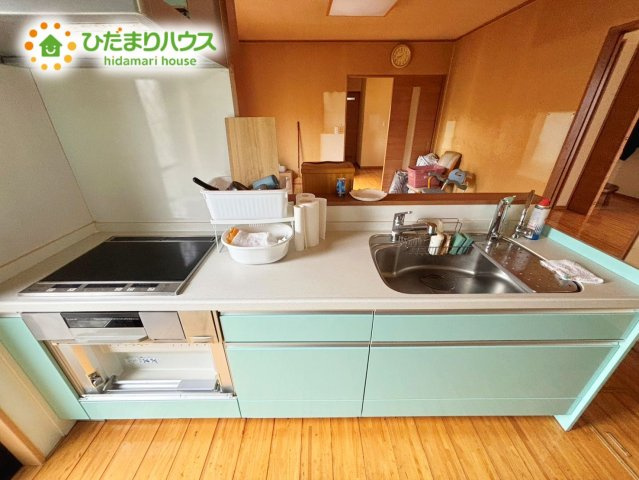  野田市野田 　平屋　中古戸建　平成24年築のキッチン|優しい色合いで清潔感のあるキッチンです♪　広さがあるのでお料理効率もアップ♪
※一部扉破損　売主様による修理も可能ですのでお気軽にご相談ください。
