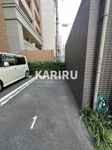 ハイフェンス京橋の駐車場