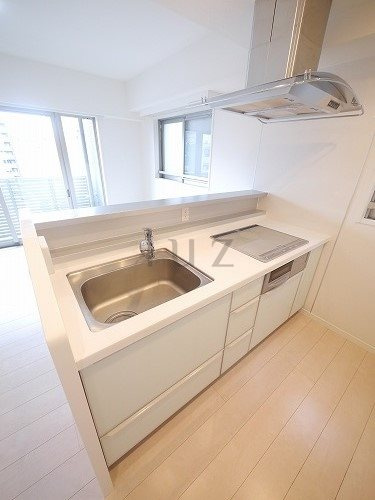 横浜市南区吉野町３丁目の賃貸マンションのキッチン|グリル付きの3口IHのシステムキッチンです！