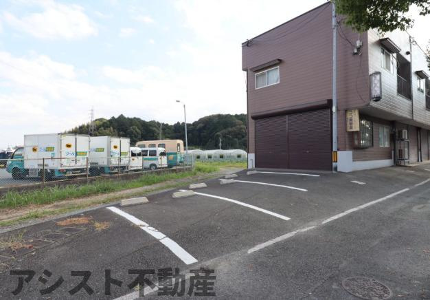 田中アパートの駐車場|車をお持ちの方に嬉しい駐車場付きの物件です