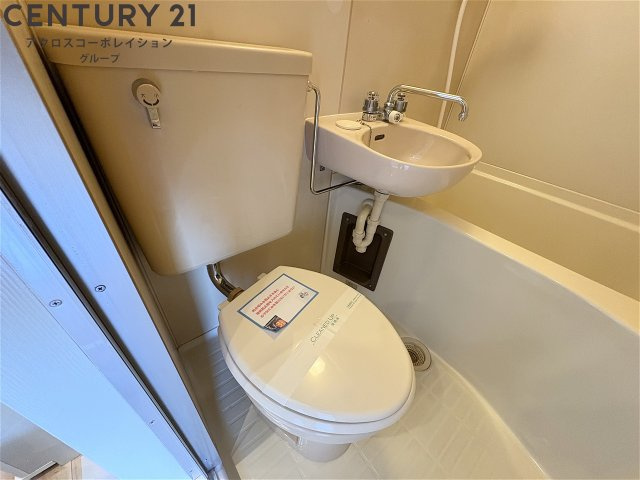 浴室内にトイレがあります！