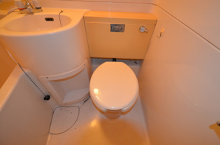 浴室内にトイレがあります！