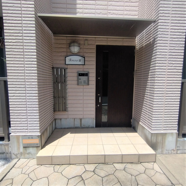 蕨市中央４丁目の賃貸マンションのエントランス