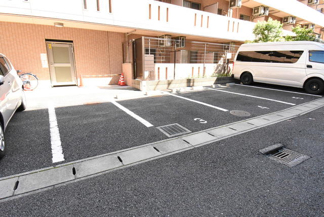 L−Flat大宮アヴィニティーの駐車場