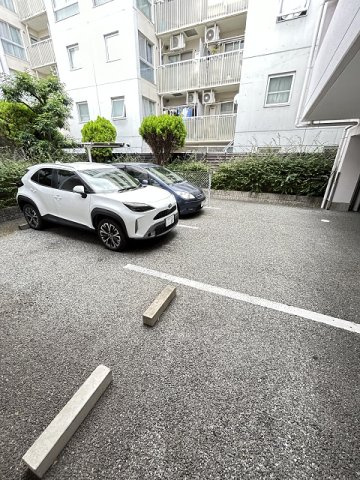 クレアール立花の駐車場