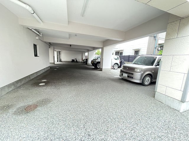 クレアール立花の駐車場