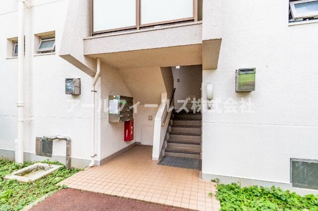 江戸川台小田急ハイツ２３号棟のエントランス