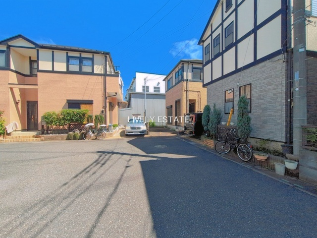 草加市青柳3丁目 中古戸建の前面道路含む現地写真