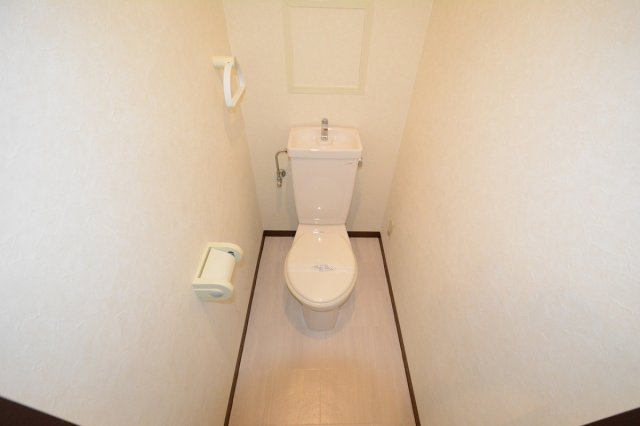 温水洗浄便座付きのトイレです♪