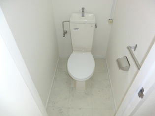 シンプルで使いやすいトイレです♪