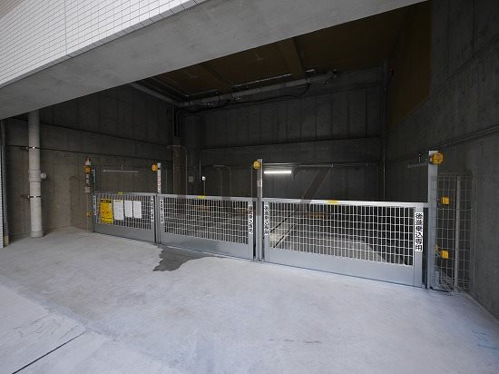 リヴシティ横濱新川町弐番館の駐車場