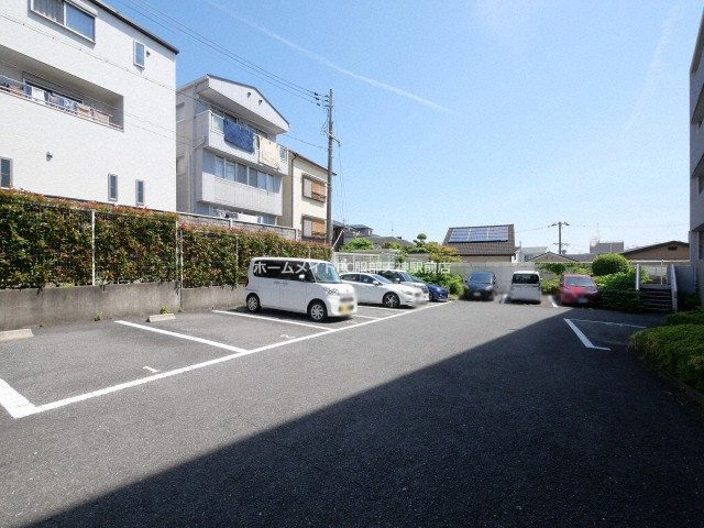 メゾンドール藤が丘の駐車場
