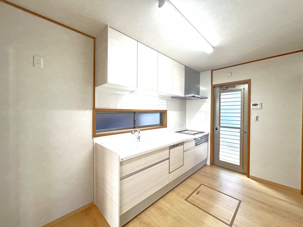 宇部市文京台１丁目　戸建てのキッチン|キッチン横には勝手口がついています。