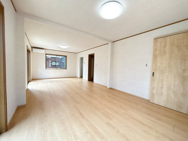 宇部市文京台１丁目　戸建ての居間・リビング|18帖の広々したリビングダイニングです。