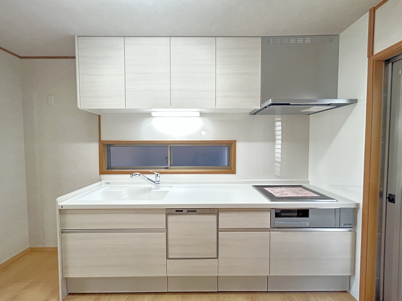 宇部市文京台１丁目　戸建てのキッチン|食洗器付きのキッチンです。新品交換済です。