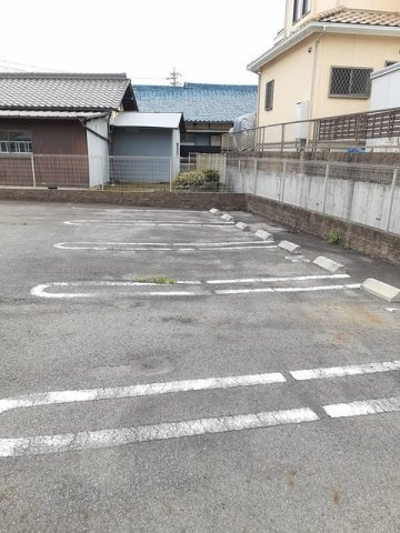 グラシューⅡの駐車場