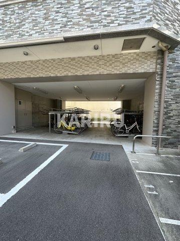 レオンコンフォート京橋の駐車場