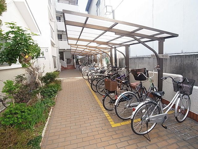 ワコーハイツ西神戸のその他共用部分|屋根付きの駐輪スペース