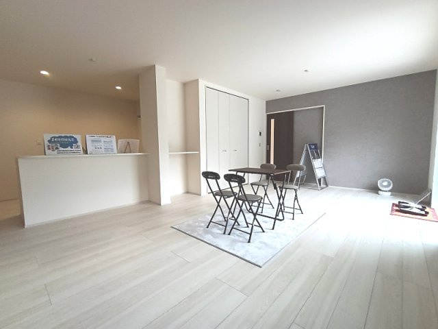 リーブルガーデン.Ｓ高崎江木町第12-1号棟の居間・リビング|現地撮影：広々21帖LDK